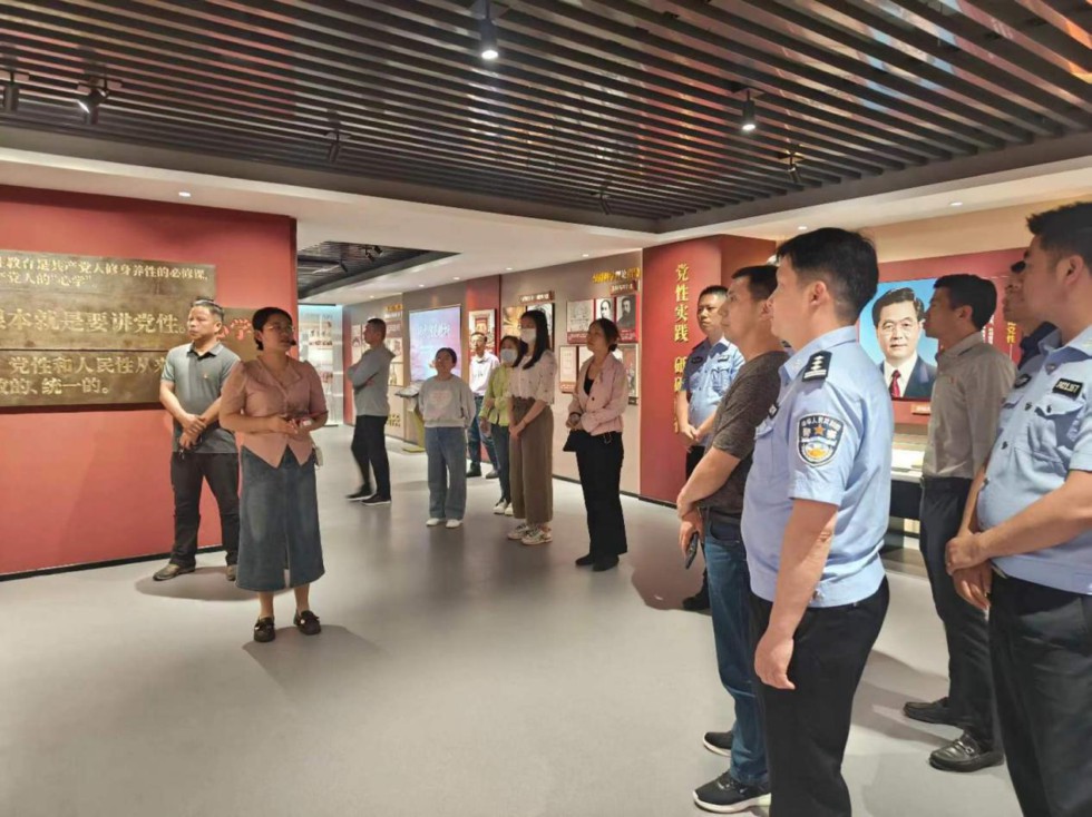 7.市政府研究室組織參觀銅陵市黨性黨風(fēng)黨紀(jì)教育館.jpg