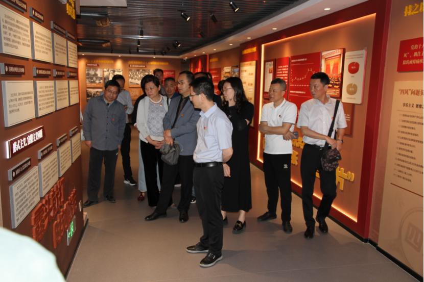 10.市廣播電視臺(tái)赴市黨性黨風(fēng)黨紀(jì)教育館開展警示教育1.jpg