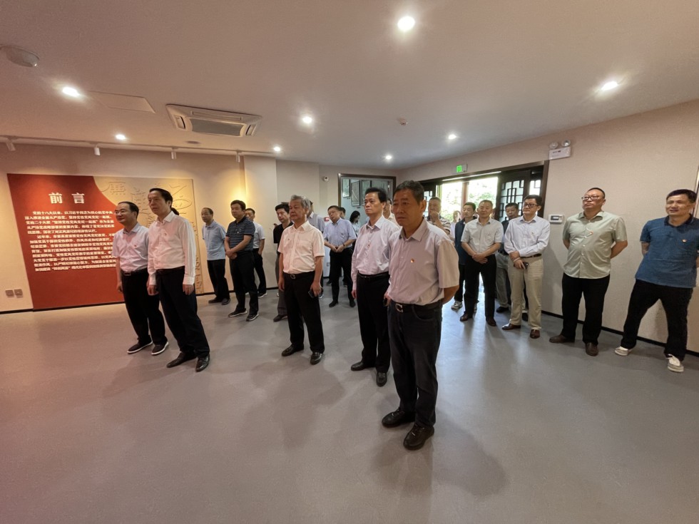 4.市人大常委會及機關(guān)赴市黨性黨風黨紀教育館開展警示教育.jpg